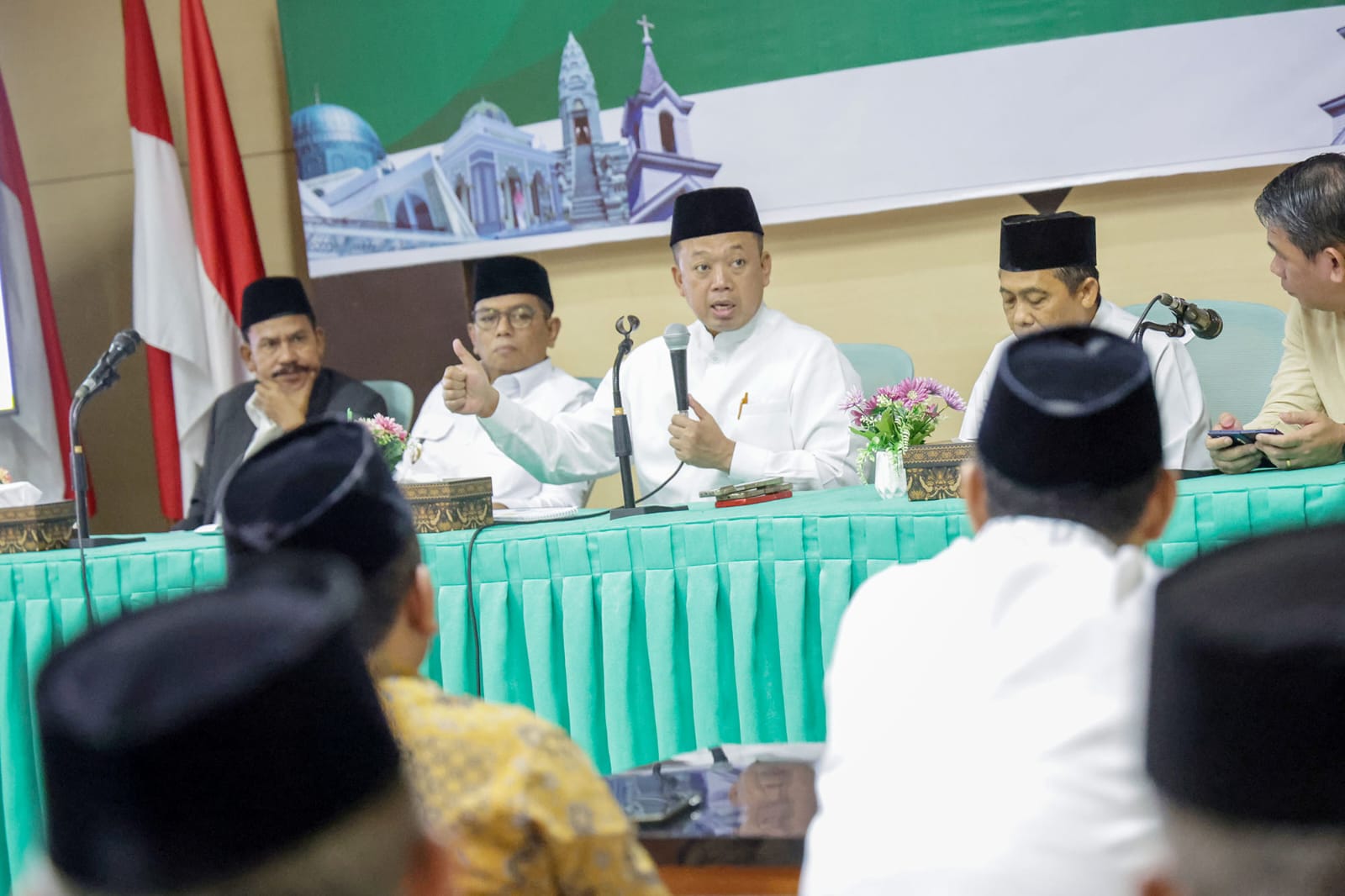 Gubernur Andra Soni dan Menteri ATR/BPN Nusron Wahid pada acara   penyerahan sertipikat tanah wakaf. Foto : Ist