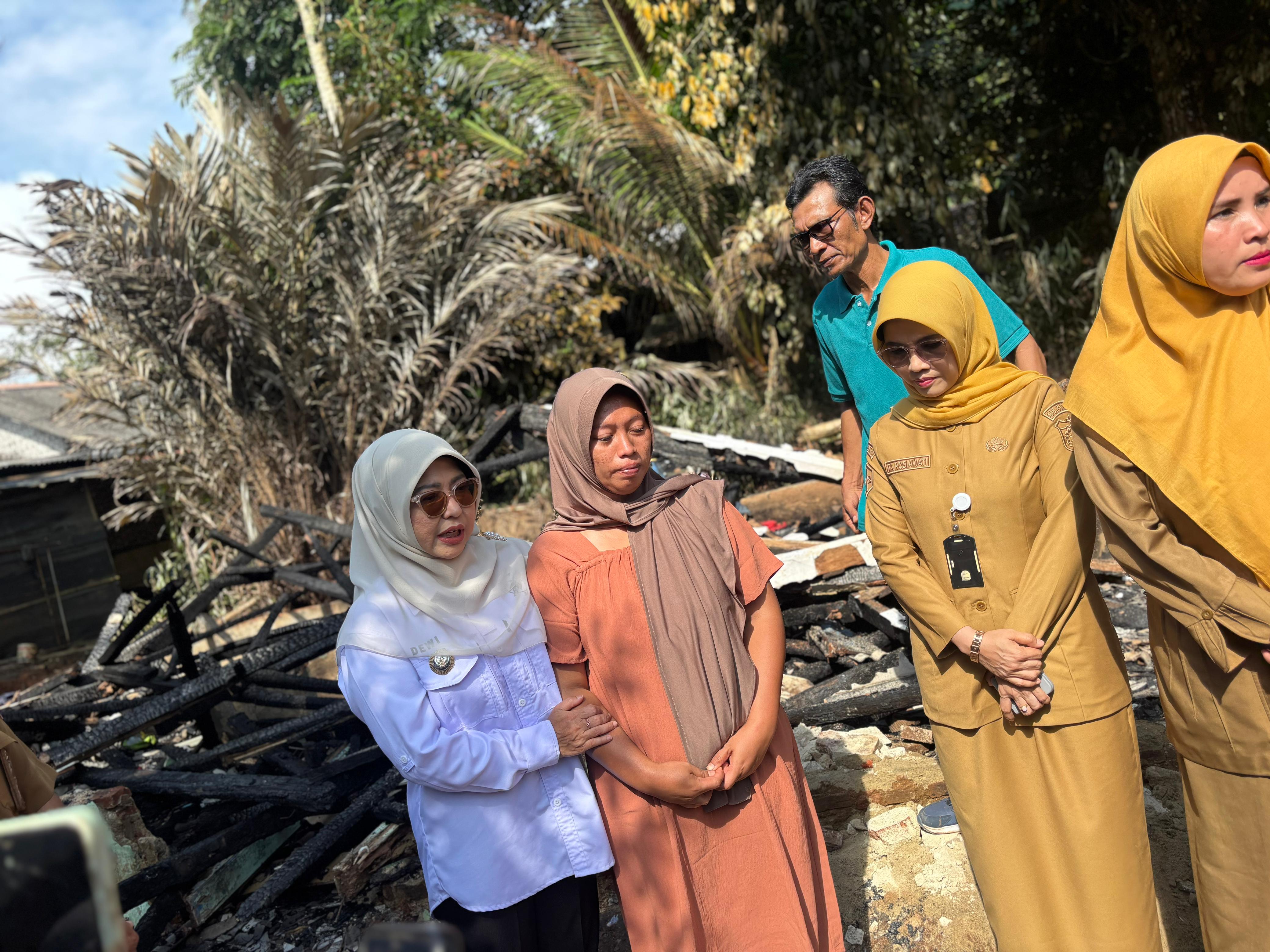 Bupati Pandeglang, Raden Dewi Setiani menyerahkan bantuan kepada Jajang, warga Kampung Carang Datang, Desa Banyumas, Kecamatan Bojong, Selasa (10/2/2026).(Istimewa)