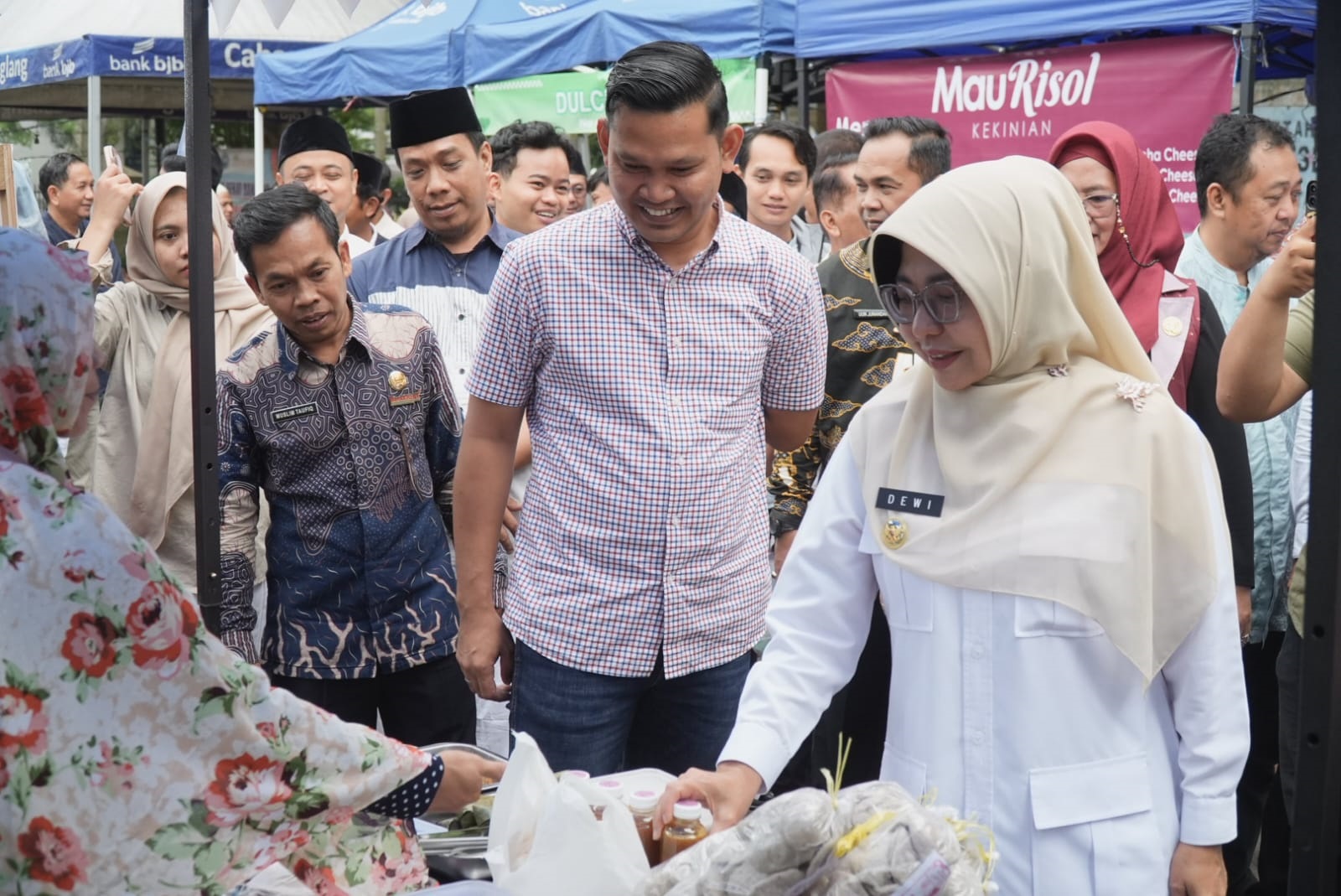 Bupati Pandeglang Raden Dewi bersama Wakil Ketua DPRD Pandeglang dan jajaran lainnya, sedang meninjau stand Kadaharan Buka Puasa, di Jalan Kesehatan, Jumat (20/2) lalu.