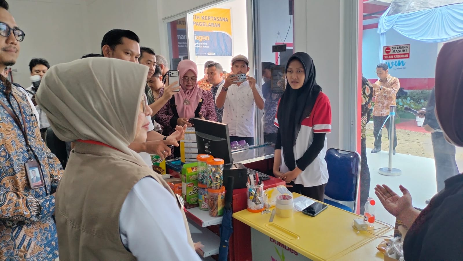 Bupati Pandeglang, Raden Dewi Setiani meresmikan Koperasi Merah Putih Desa Kertasana, Kecamatan Pagelaran, Kamis (12/2/2026).(Istimewa)