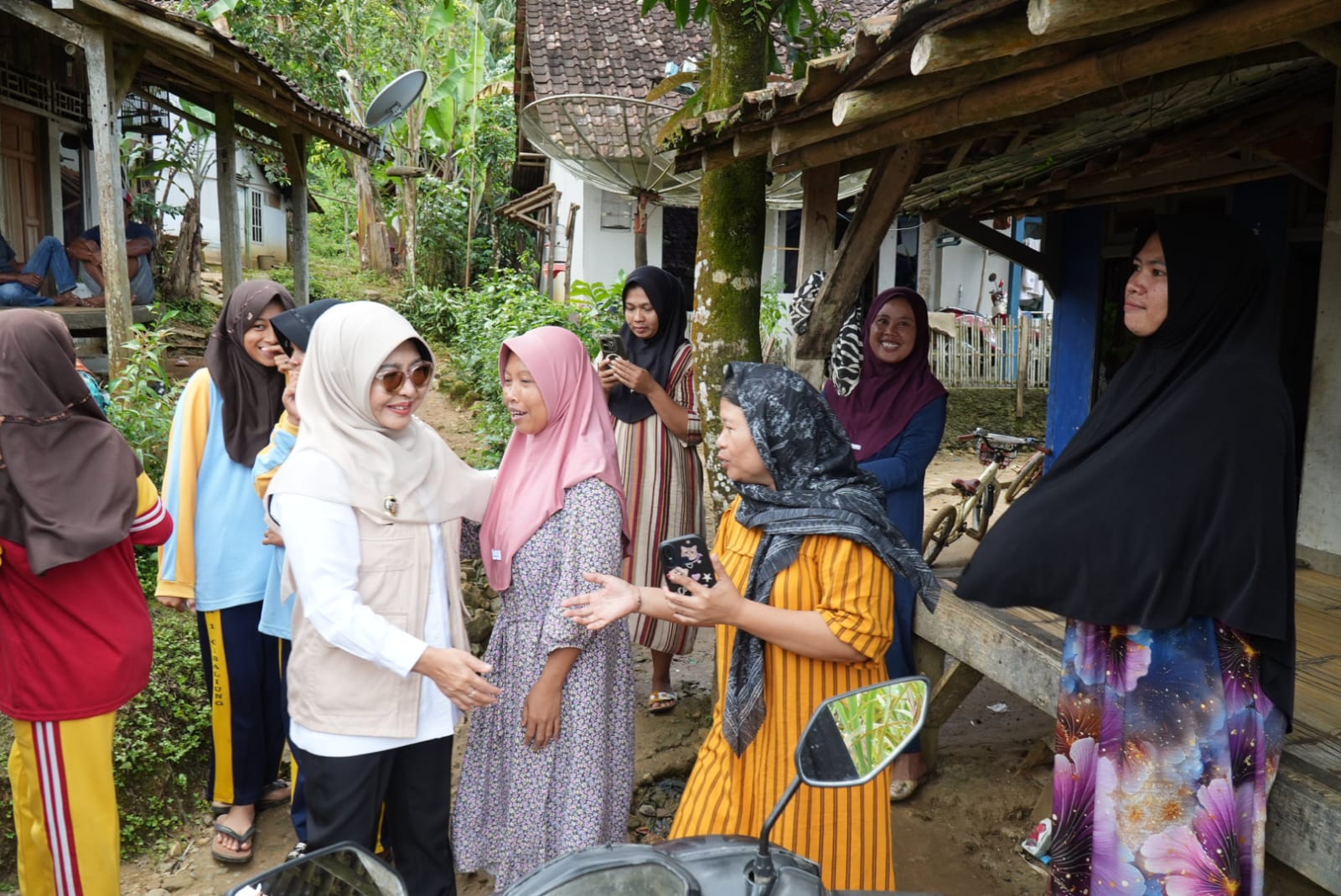 Bupati Pandeglang, Raden Dewi Setiani, turun langsung meninjau dampak kerusakan akibat bencana angin puting beliung yang melanda Kampung Namprak dan Kampung Cente, Desa Mendung, Kecamatan Cibaliung, Sabtu (31/1/2026).(Istimewa)