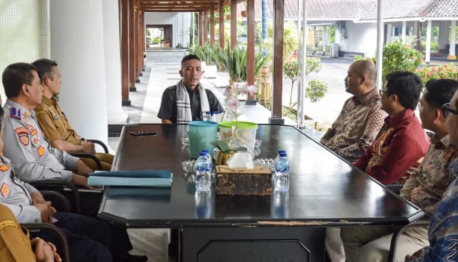 BINCANG-BINCANG. Bupati Lebak Moch Hasbi Asyidiki Jayabaya sedang berbincang-bincang dengan jajaran PLN UP3 Banten Selatan, di Pendopo Negara Bupati Lebak, Selasa (10/2).