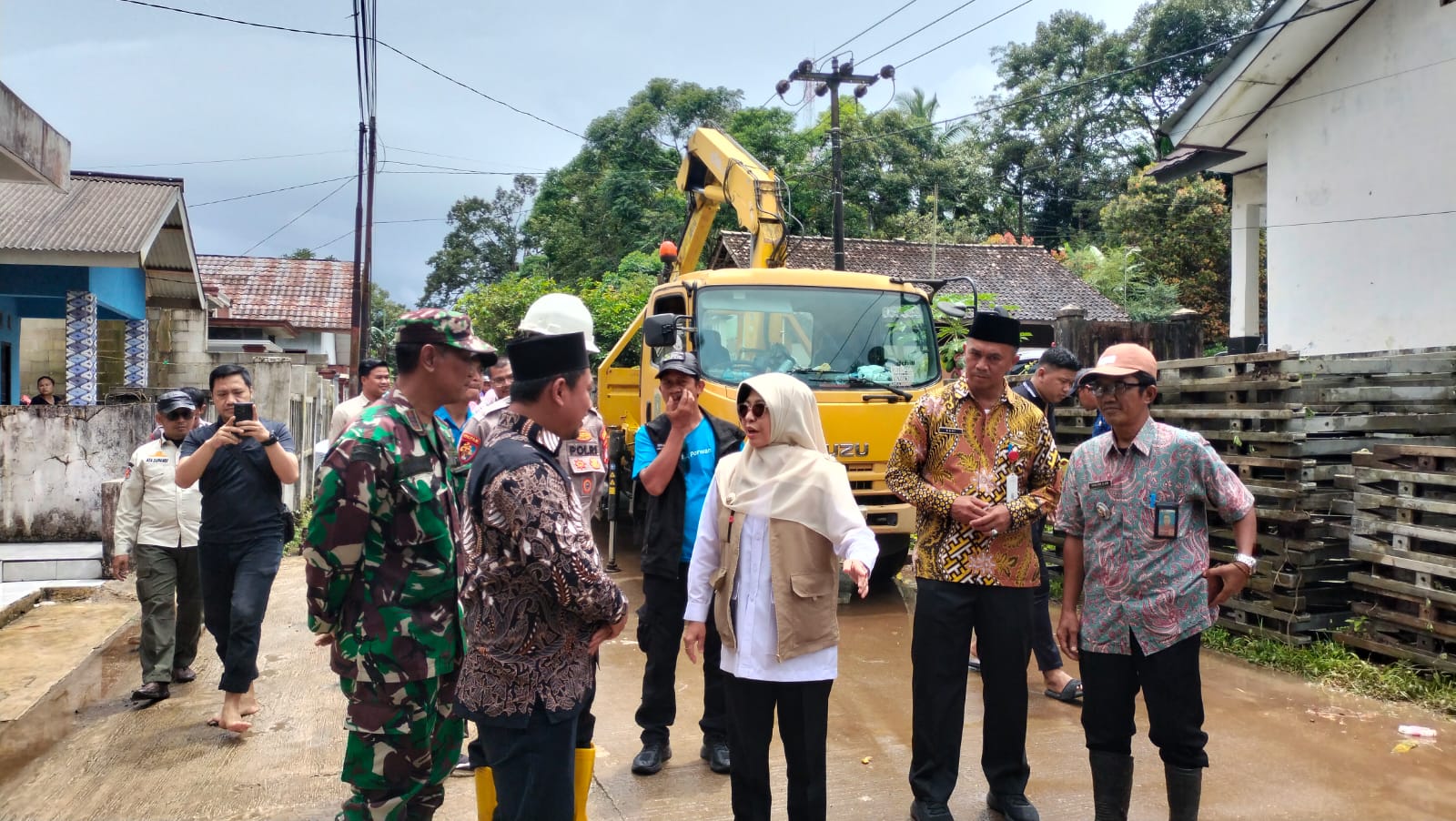 Bupati Pandeglang, Raden Dewi Setiani meninjau Cisaat di Desa Sinarjaya, Kecamatan Mandalawangi, Kamis (5/2/2026) yang tengah dipasang Jembatan Bailey oleh Pemprov Banten.(Istimewa)