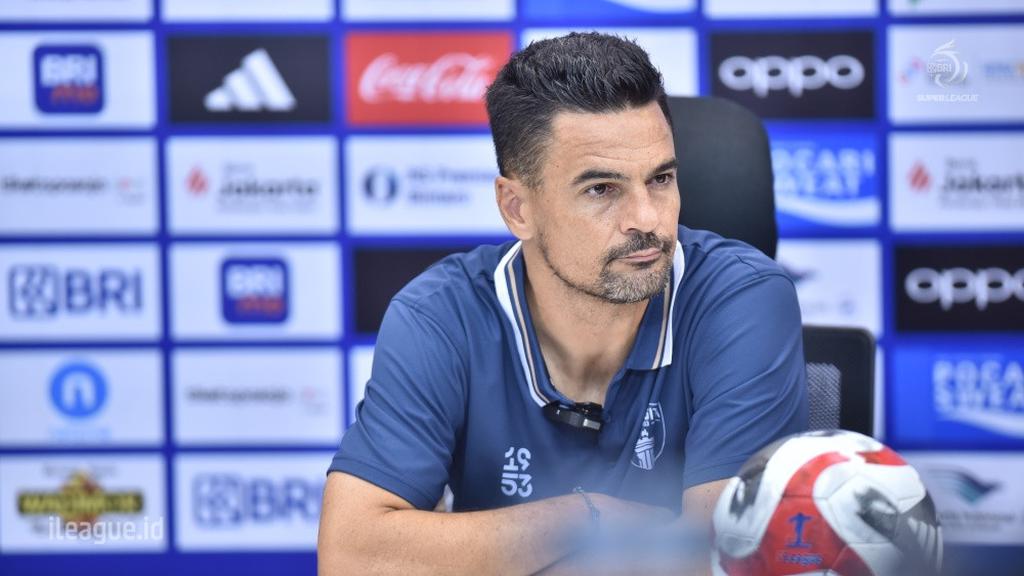 Pelatih Persita Carlos Pena. Foto : Ist