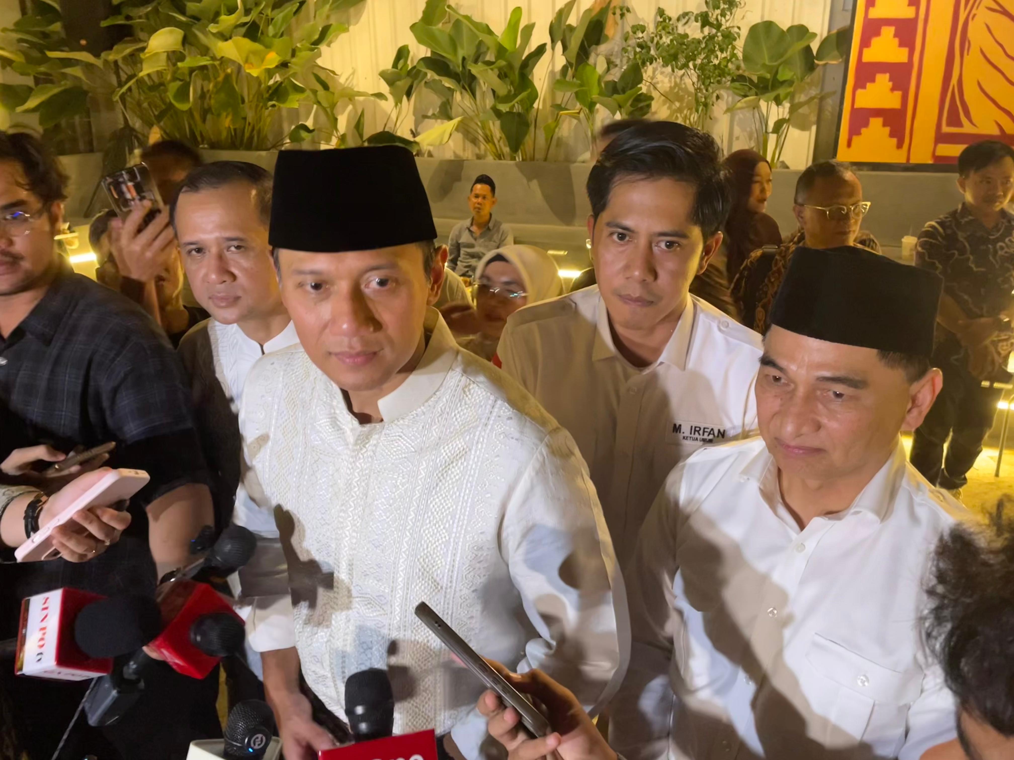 Wagub Dimyati bersama Menteri AHY pada acara forum Duduk Dengar Kreatif bersama pelaku ekonomi kreatif d8 Kota Serang. Foto : Humas Pemprov