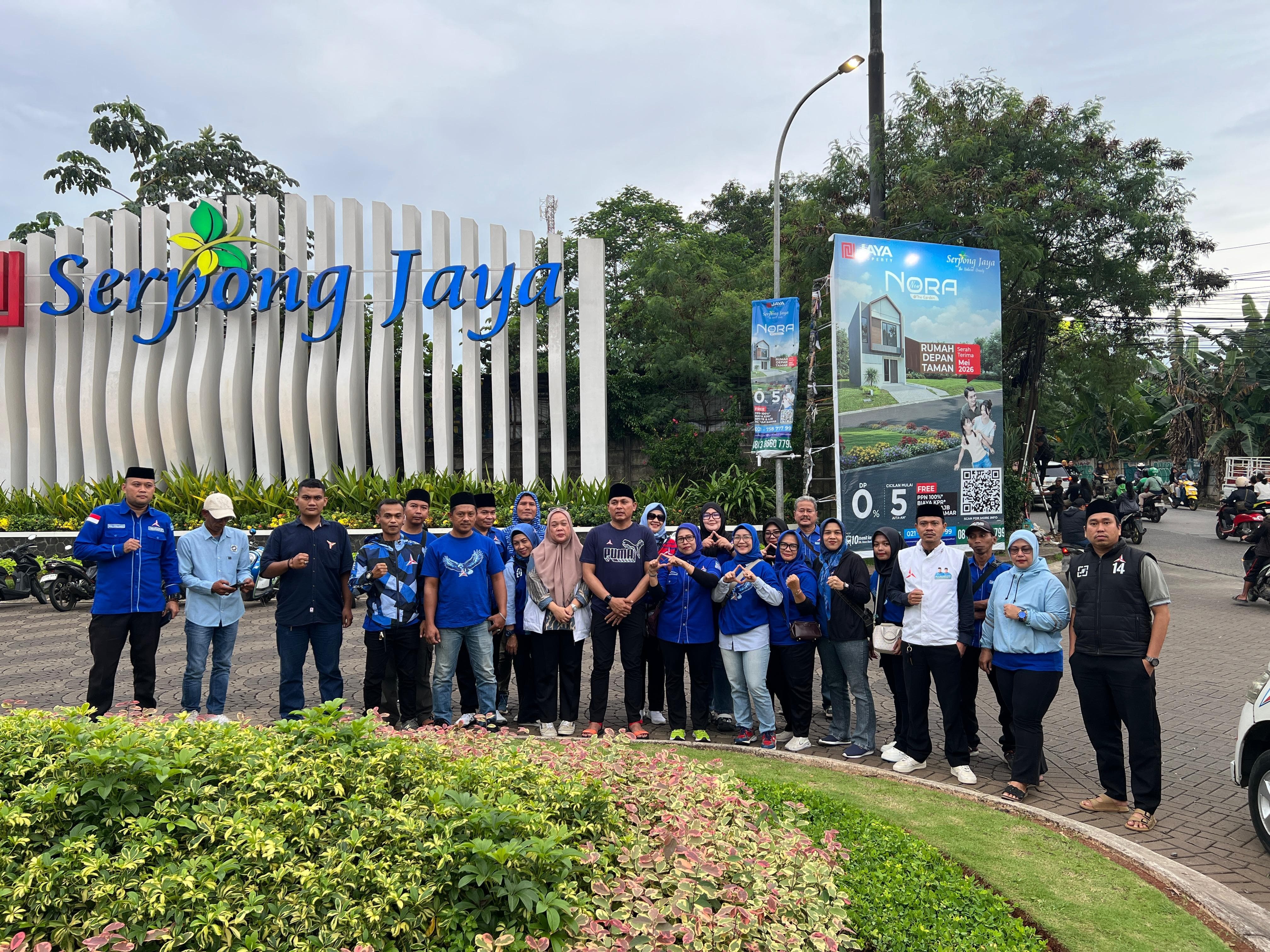 BERBAGI. DPC Partai Demokrat Kota Tangsel lakukan kegiatan berbagi takjil kepada pengendara di Ramdan tahun ini.