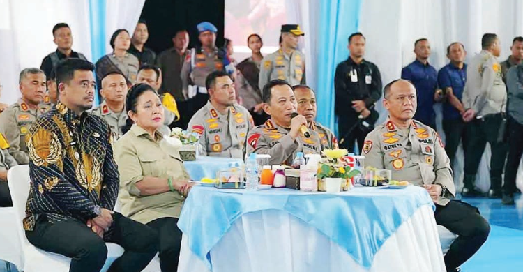 Kapolri Jenderal Listyo Sigit Prabowo dan Ketua Komisi IV DPR RI Siti Hediati Hariyadi melepas 22 kontainer bantuan kemanusiaan untuk korban bencana di wilayah Sumatera. Foto : Ist