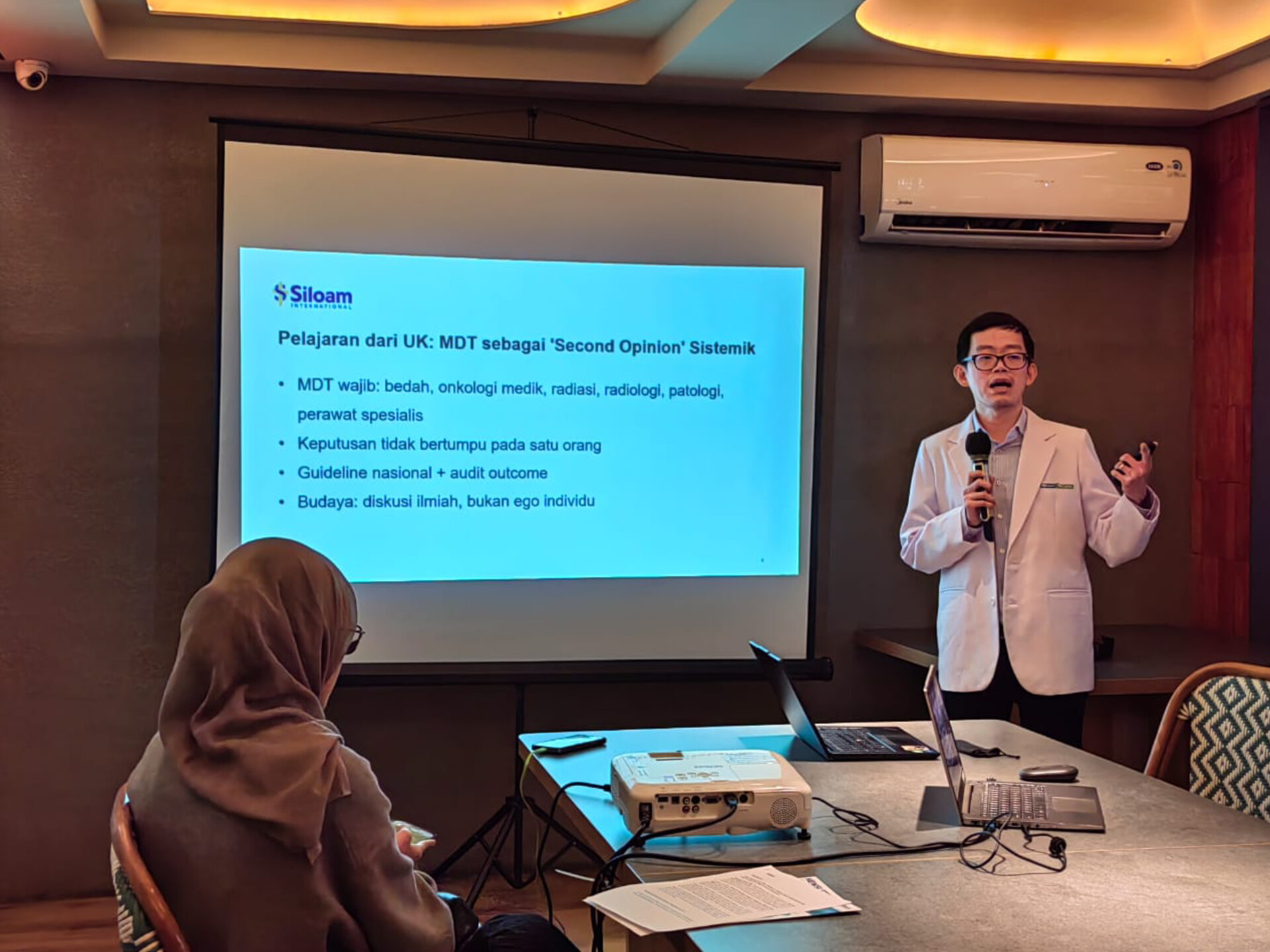 dr. Suyanto MRCP (UK) memaparkan sistem second opinion dalam Media Gathering Ramadan Siloam Hospitals Lippo Village, Kamis (26/2/2026). (tangselpos.id/lim)
