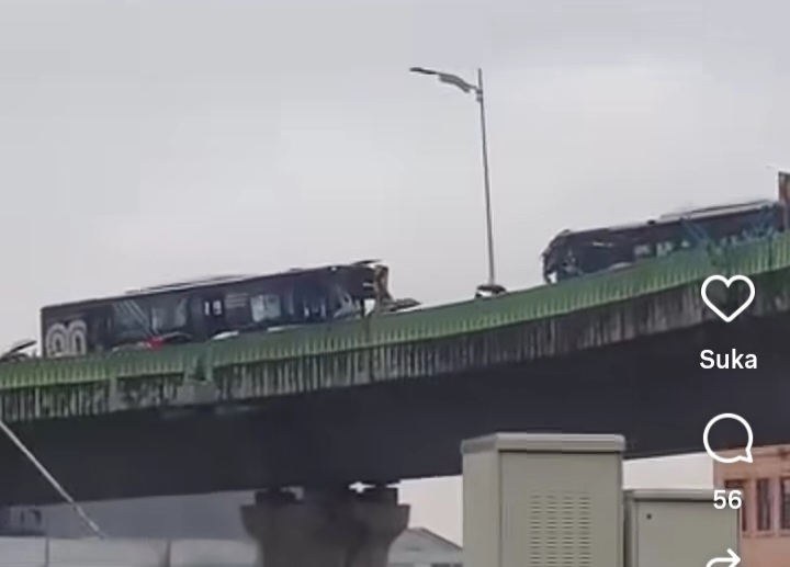 Dua armada TransJakarta tabrakan di jalur layang Koridor 13, kawasan Halte Cipulir. Foto : Kabar Bintaro