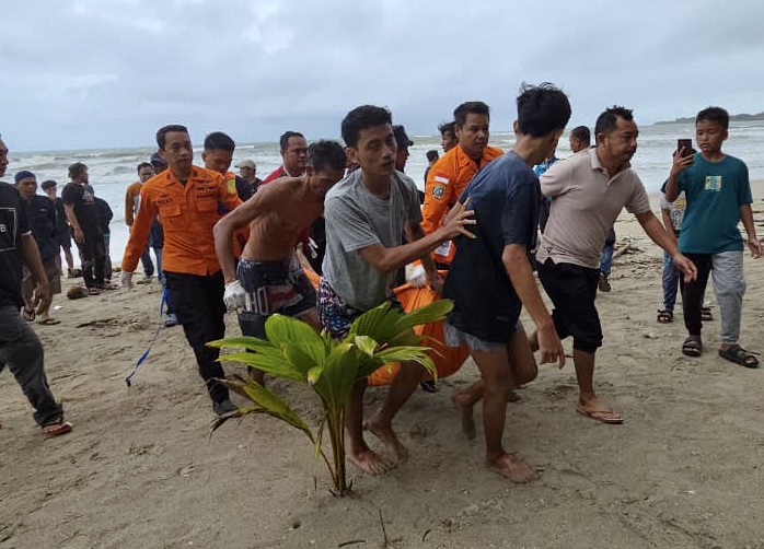 EVAKUASI. Tim SAR gabungan dibantu warga sedang mengevakuasi korban laka laut di Pantai Cemara, Kampung Simpang, Desa Banyuasih, Kecamatan Cigeulis, Kabupaten Pandeglang, Selasa (17/2).