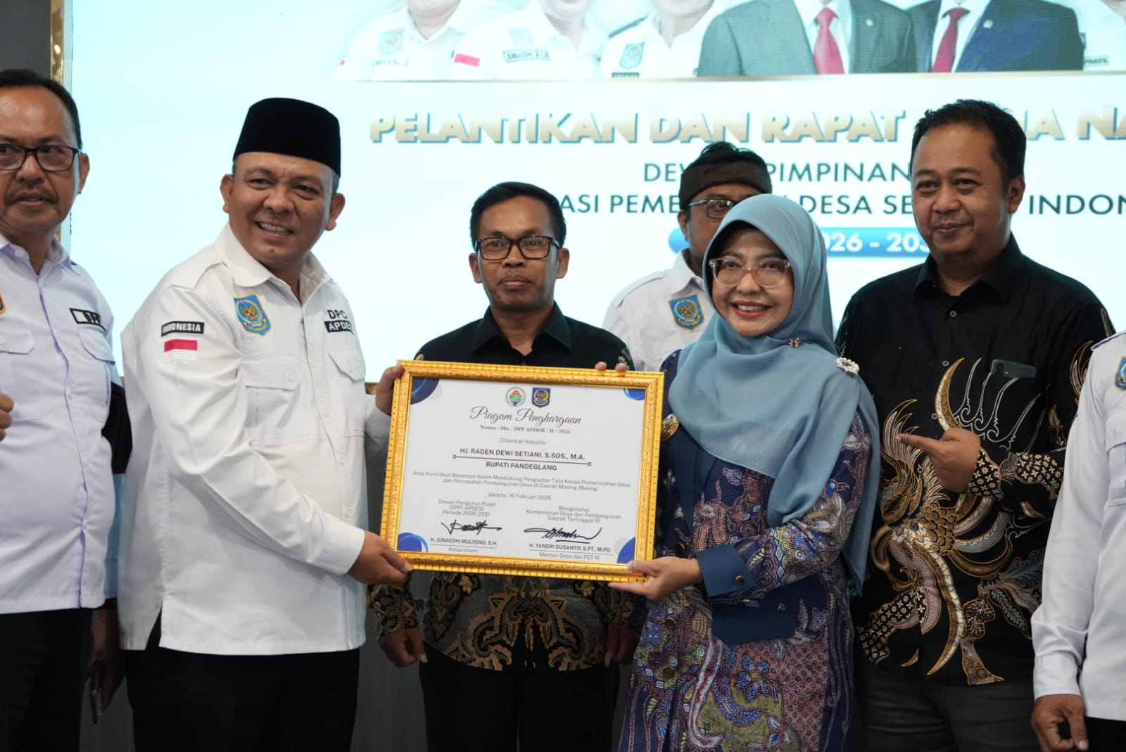 Bupati Pandeglang, Raden Dewi Setiani menerima penghargaan dari Kemendesa PDT atas kontribusi besarnya dalam mendukung penguatan tata kelola pemerintahan desa dan percepatan pembangunan desa,(Istimewa)