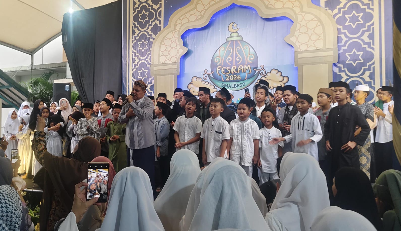 Haddad Alwi saat tampil memeriahkan Festival Ramadhan SMA Al Azhar BSD. Foto : Irawan