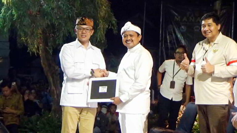 Sekjen Gerindra Sugiono (kiri) saat menyerahkan KTA kepada Bupati Sumedang Dony Ahmad Munir. Foto : Ist