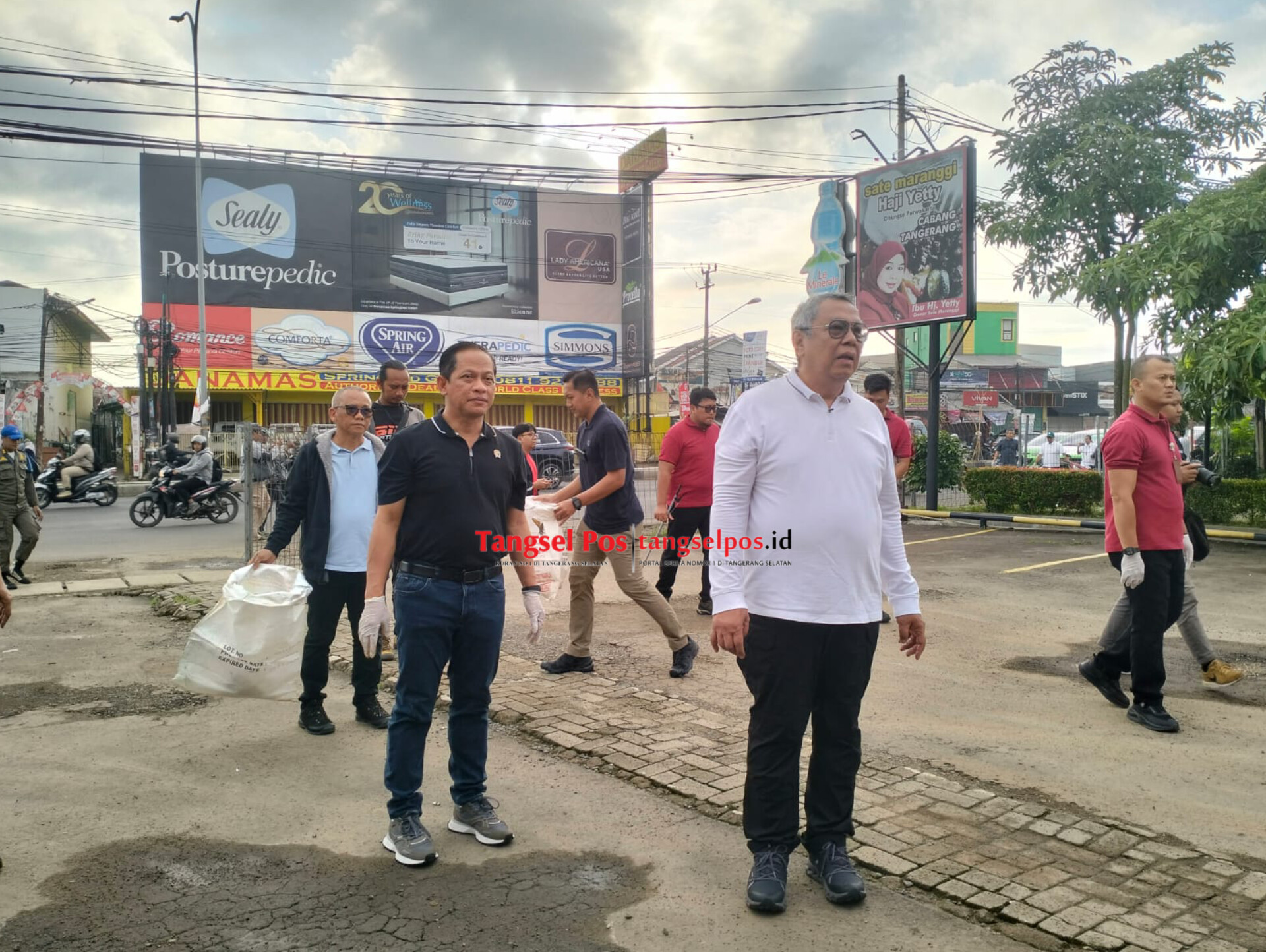 Menteri LH Hanif Faisol bersama Wali Kota Benyamin dan Wakil Wali Kota Pilar turun langsung membersihkan sampah di Jalan Raya Serpong, Rabu (4/2/2026). (tangselpos.id/rmn)