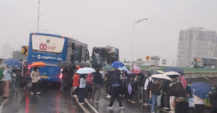 Kecelakaan bus Transjakarta di jalur layang Koridor 13 arah Cipulir. Foto : Ist