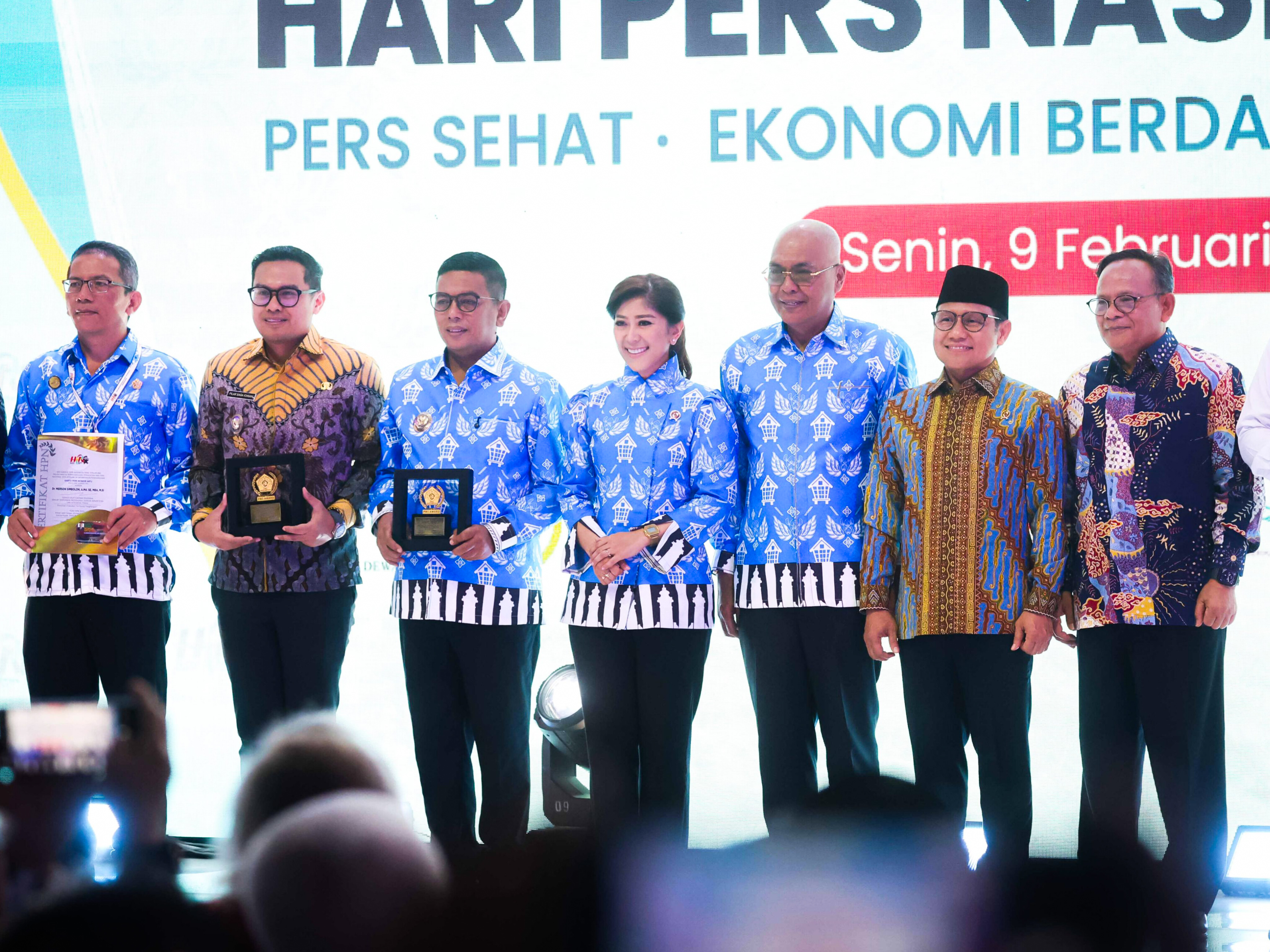 Wakil Wali Kota Tangerang Selatan Pilar Saga Ichsan berfoto bersama Gubernur Banten Andra Soni dan para kepala daerah usai penyerahan penghargaan pada puncak HPN 2026 di KP3B, Kota Serang, Senin (9/2/2026). (Dok. tangselpos.id)