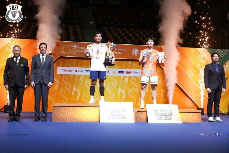 Mohammad Zaki Ubaidillah (kaos putih) berhasil rebut tunggal putra Thailand Masters 2026. Foto : Ist