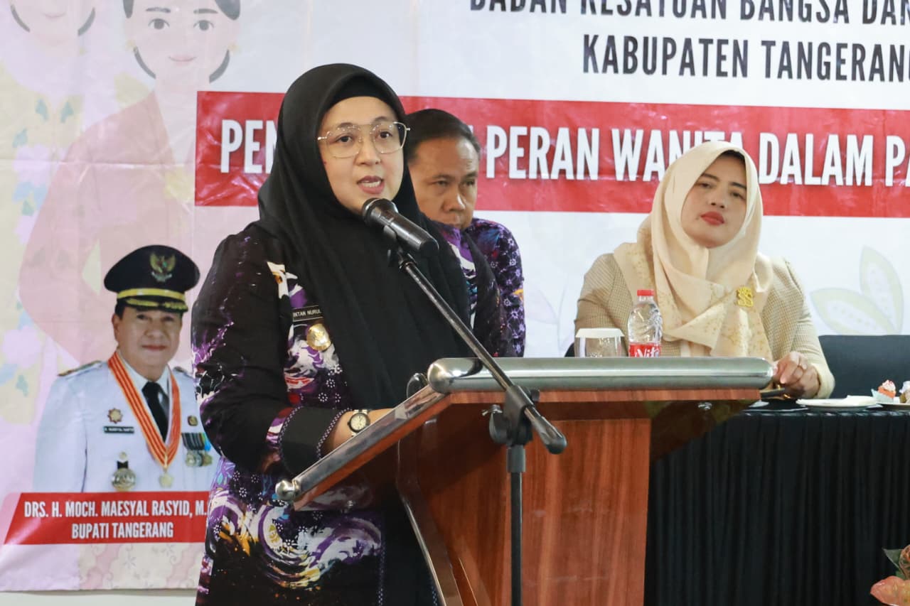 Wakil Bupati (Wabup) Tangerang, Intan Nurul Hikmah, saat membuka acara sosialisasi Peningkatan Peran Wanita Dalam Partisipasi Demokrasi yang dilaksanakan oleh Badan Kesatuan Bangsa dan Politik (Kesbangpol) Kabupaten Tangerang, di Qubika Boutik Gading Serpong, Kamis (5/2).