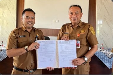 Uun Junandar (kiri) bersama Riza Ahmad Kurniawan melakukan sertijab Plt. Kepala DPKP Pandeglang, Senin (2/2/2026).(Istimewa)