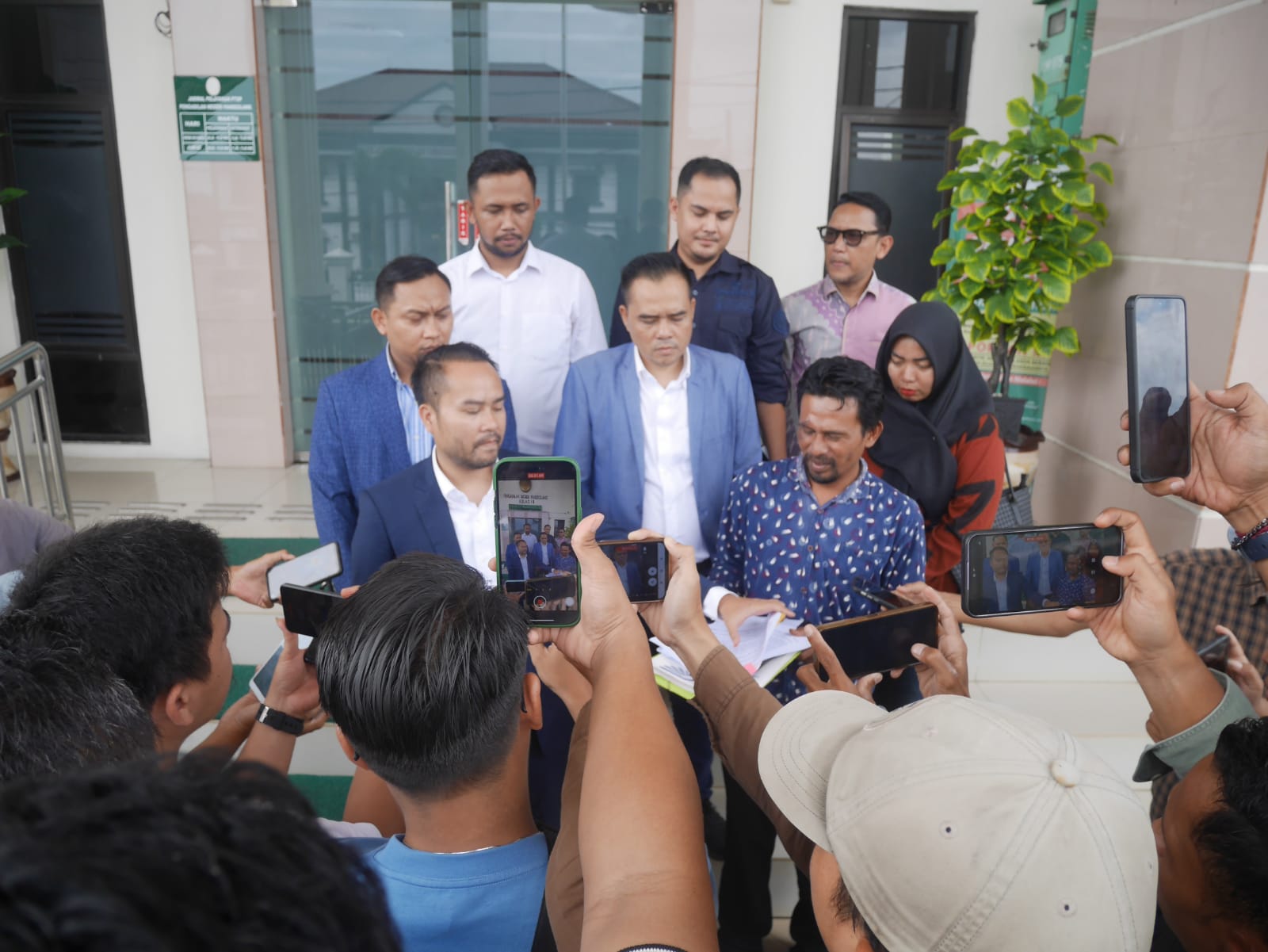 Tim Kuasa Hukum Al Amin Maksum menyampaikan keterangan pers terkait gugatan kasus kecelakaan lalu lintas, di PN Pandeglang, Rabu (25/2/2026).(Ari Supriadi/tangselpos.id)