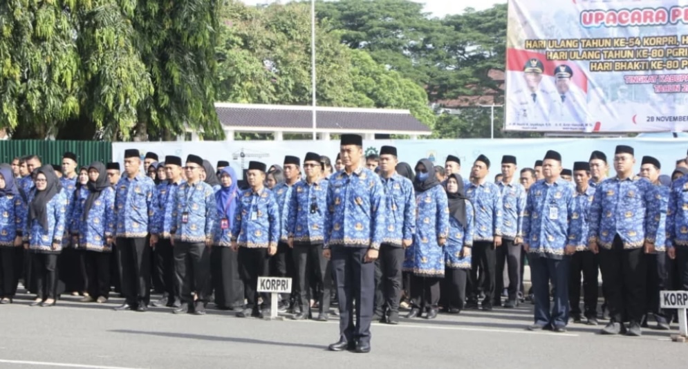 UPACARA. Para ASN sedang mengikuti upacara peringatan Hari Ulang Tahun Ke-54 Korps Pegawai Republik Indonesia (KORPRI), Hari Kesehatan Nasional Ke-61, Hari Ulang Tahun Ke-80 PGRI dan Hari Guru Nasional, serta Bhakti Pekerjaan Umum Ke-80, di Halaman Setda Lebak, beberapa waktu lalu.