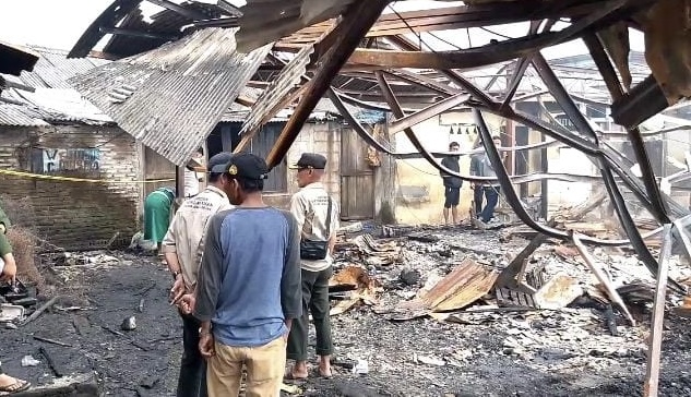 PASCA TERBAKAR. Kondisi kios Pasar Baru Labuan, Blok Pasar Ikan, Kecamatan Labuan, Kabupaten Pandeglang, porak poranda dan rata dengan tanah pasca dilalap api, Senin (23/2).