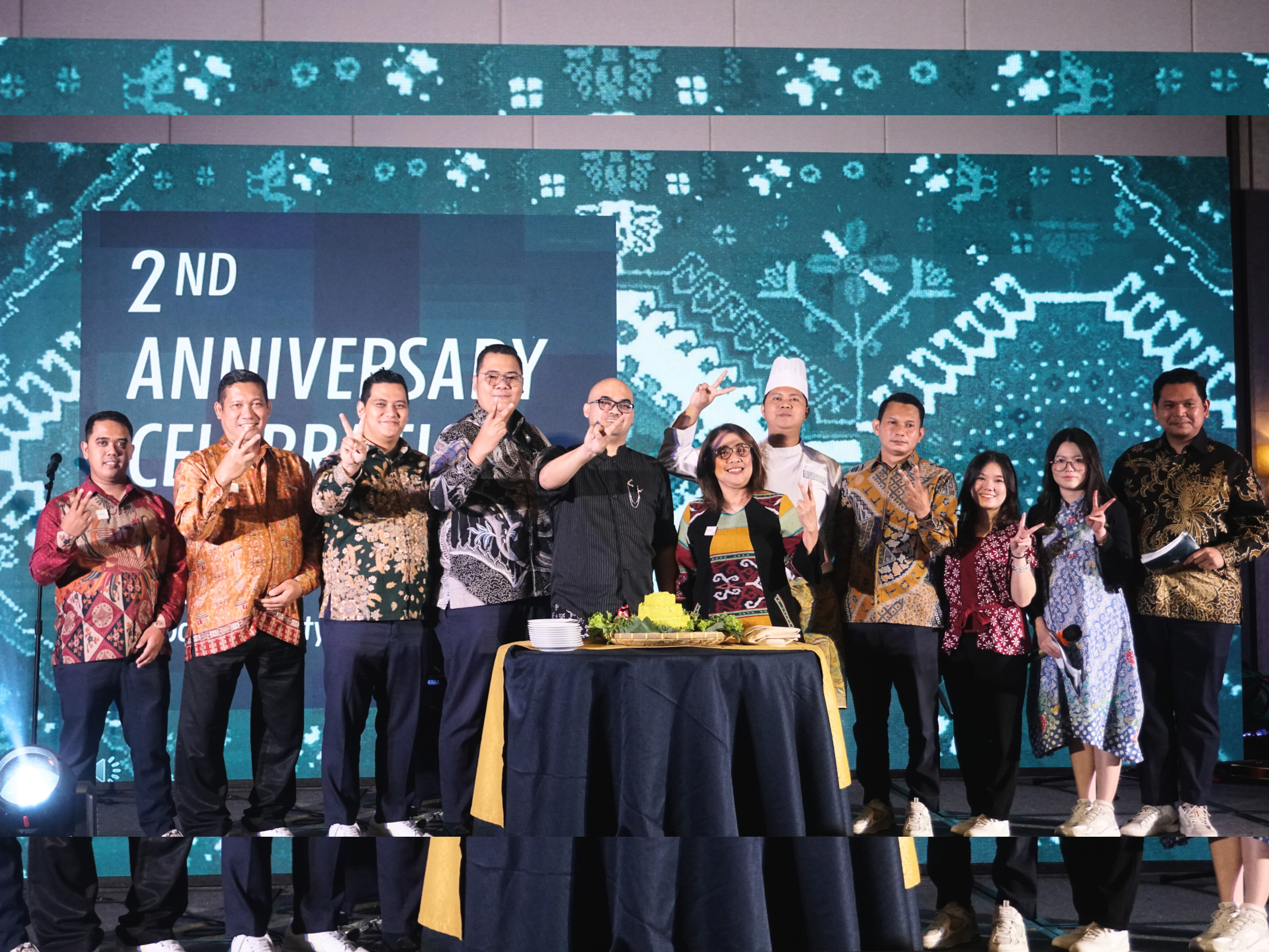 Jajaran manajemen ibis Styles Serpong BSD City berfoto bersama pada perayaan 2nd Anniversary sekaligus peluncuran promosi kuliner tematik, Jumat (6/2/2026). (tangselpos.id/lim)