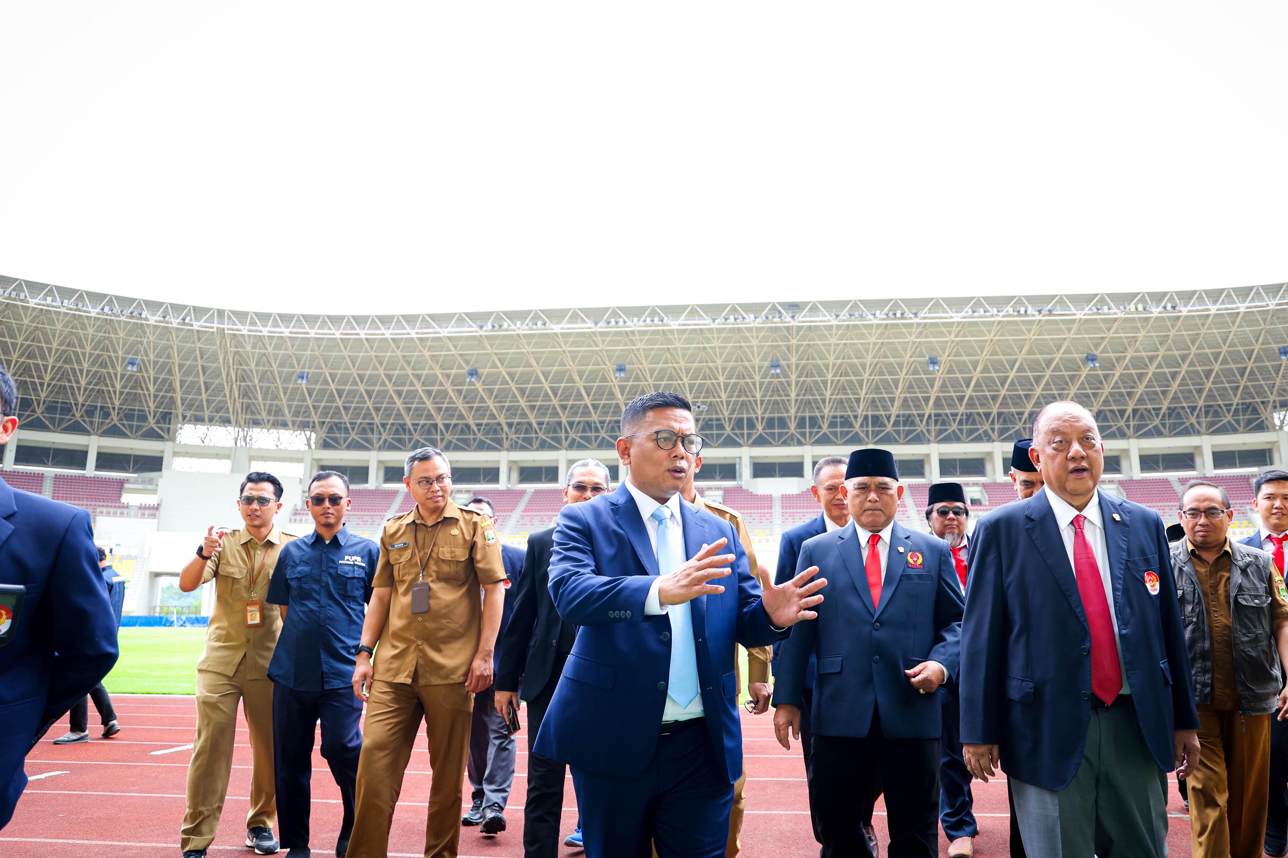 Gubernur Anda Soni dan Ketua KONI Pusat Letjen TNI (Purn) Marciano Norman (dasi merah depan) saat meninjau Stadion BIS. Foto : Humas Pemprov