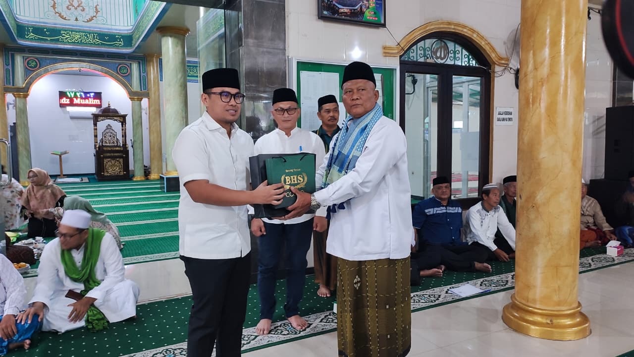 SAFARI RAMADAN. Wakil Wali Kota Tangsel, Pilar Saga Ichsan saat menyambangi Masjid Al Muhajirin, Pakualam, Serpong Utara dalam program Safari Ramadan, Rabu (25/2).