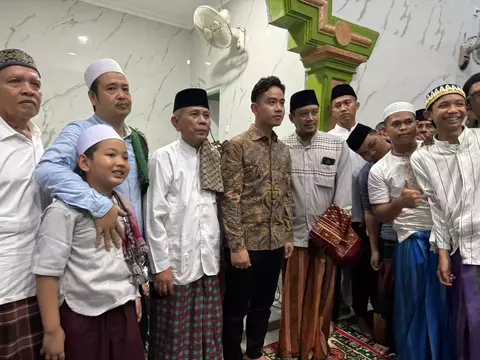 Wapres Gibran saat melaksanakan salat taraweh di Masjid Al-Falaah, Manggarai, Kecamatan Tebet, Jakarta Selatan. Foto : Ist