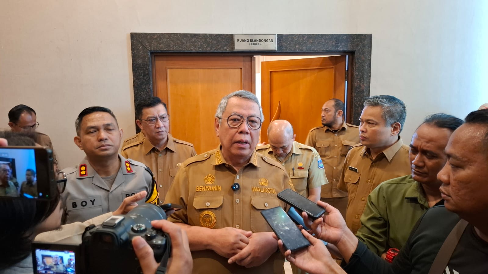 Wali Kota Tangsel, Benyamin Davnie mengumumkan telah dimulainya lelang jabatan eselon II, Selasa (3/2)