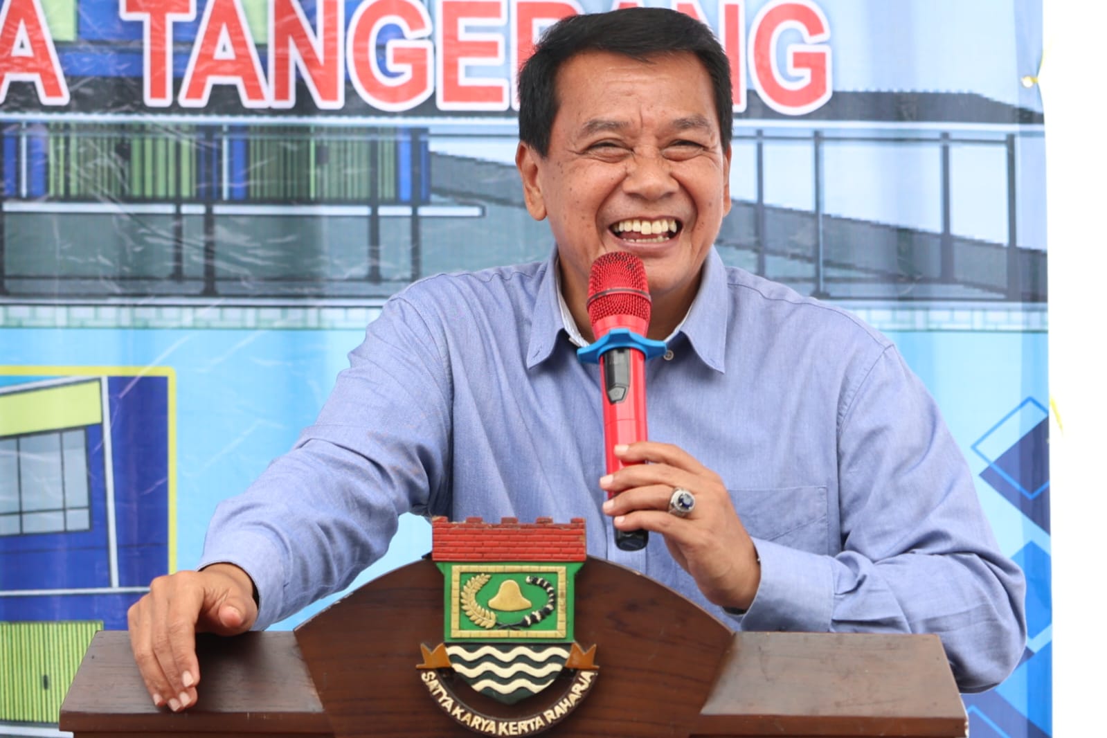 Bupati Tangerang, Moch. Maesyal Rasyid, saat menghadiri Rapat Anggota Tahunan (RAT) Koperasi Al-Husna, di Desa Saga, Kecamatan Balaraja, Minggu (8/2).