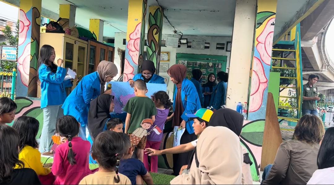 Mahasiswa Program Studi Akuntansi S1 Universitas Pamulang mengajak adik-adik TBM Kolong berpetualang mengenal Nusantara melalui permainan edukatif dan penyusunan Peta Indonesia di kawasan Ciputat, Kota Tangerang Selatan. (Dok. Mahasiswa)