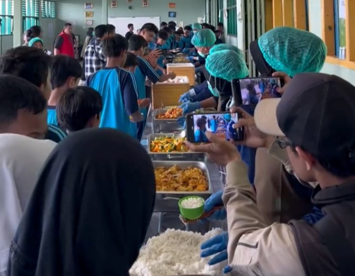 MBG disajiksn secara prasmanan di SMPN 4 Kota Sukabumi. Foto : Ist