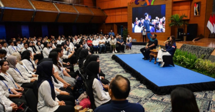 Menkomdigi Meutya Hafid didampingi Sekjen Kemkomdigi Ismail memberikan arahan dalam Town Hall Meeting peserta Magang Nasional di lingkungan Kementerian Komdigi di Jakarta Pusat, Jumat. Foto : Ist