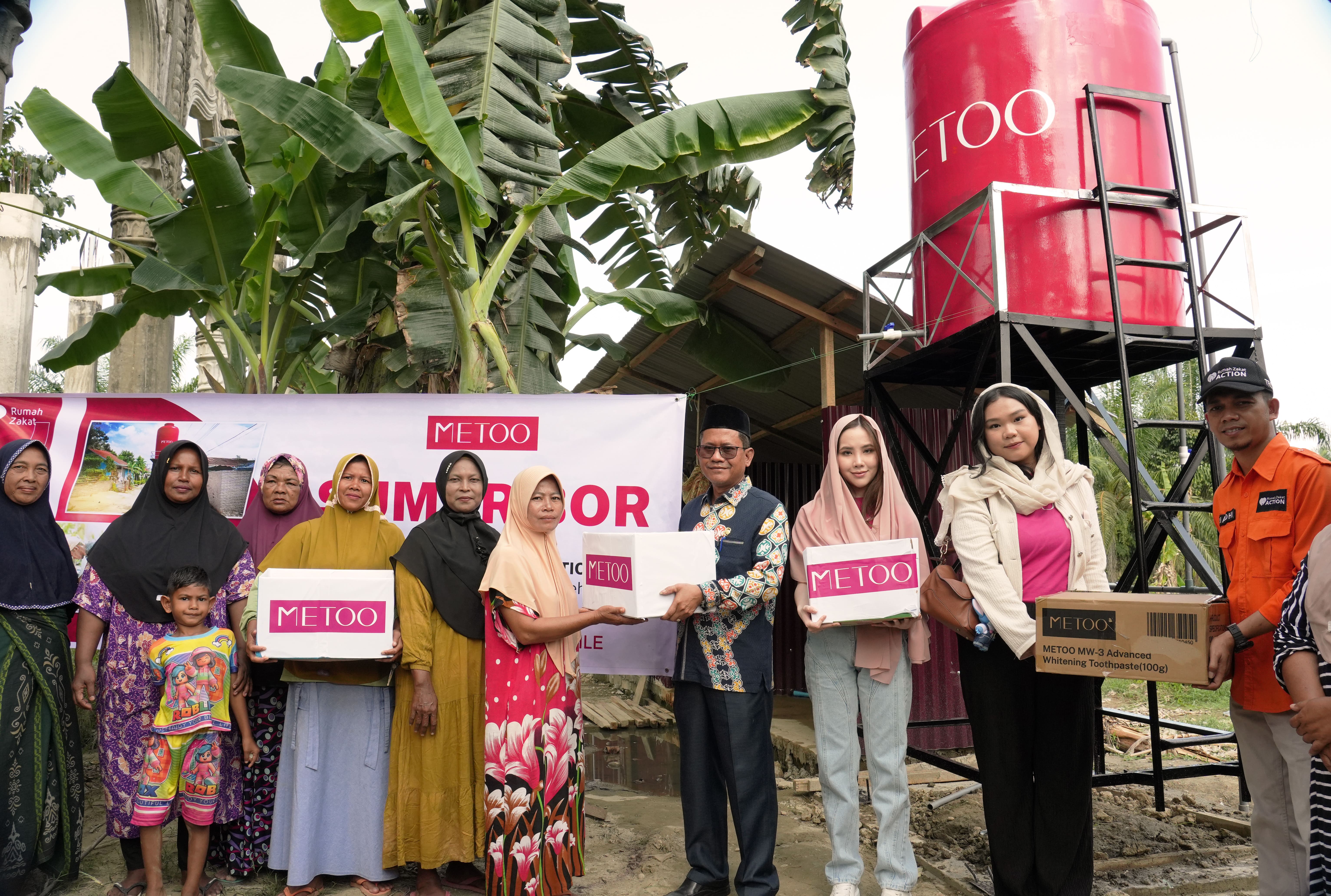 METOO, Rumah Zakat, dan warga Desa Geudumbak, Aceh Utara, di lokasi sumur bor bantuan METOO sebagai sumber air bersih pascabencana. (Dok. METOO)