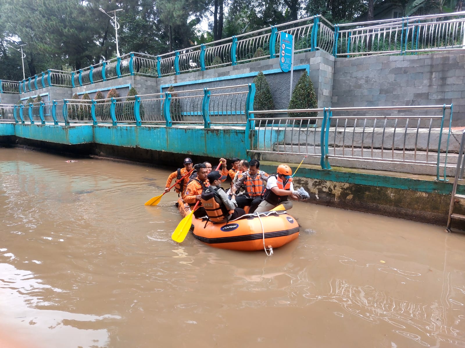 Wakil Wali Kota Tangsel, Pilar Saga Ichsan bersama jajaran Forkopimda saat menyusuri sungai Jaletreng sambil menebar karbon aktif. (tangselpos.id/rmn)