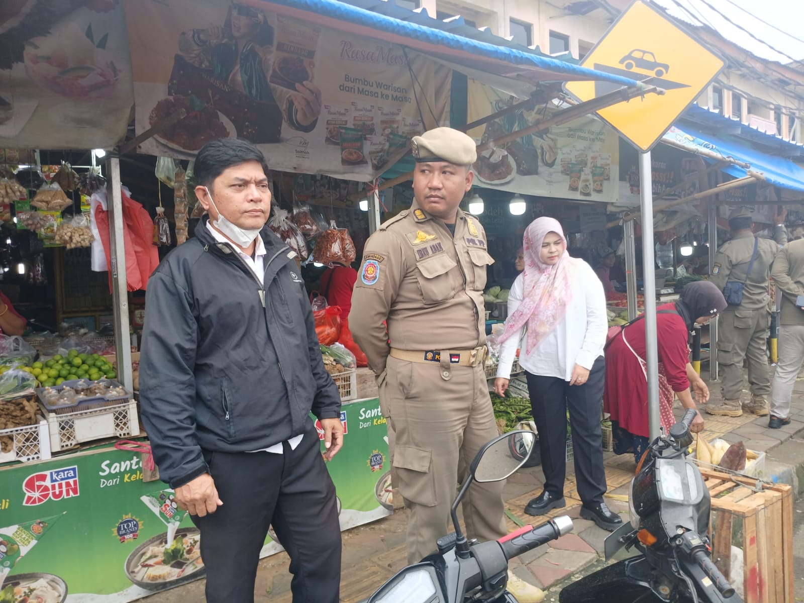 TERTIB. Penertiban Pasar Ciputat sebelum memasuki Bulan Ramadan, Rabu (18/2). (tangselpos.id/rmn)