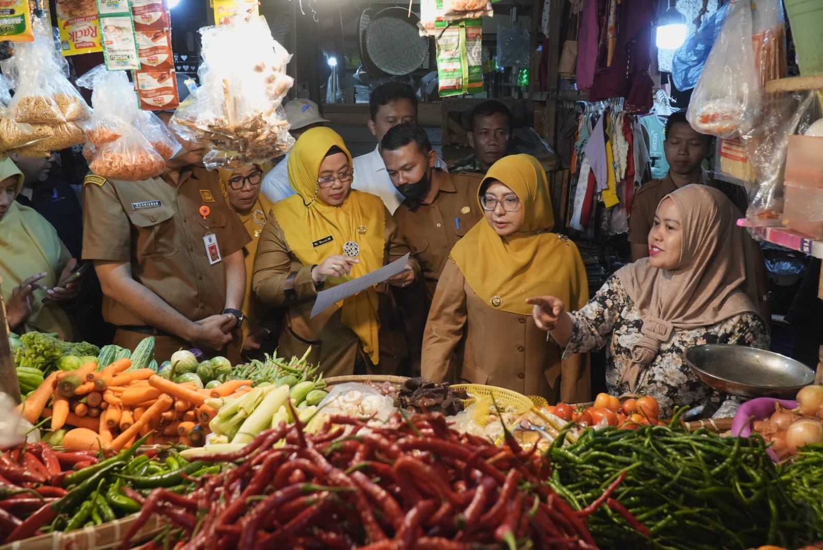 Bupati Pandeglang, Raden Dewi Setiani melakukan inspeksi mendadak (sidak) ke Pasar Tradisional Pandeglang, Senin (23/2/2026).(Istimewa)