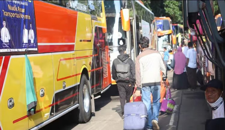 Situasi masyarakat Kabupaten Tangerang terlihat tengah melakukan persiapan mengikuti program mudik gratis.