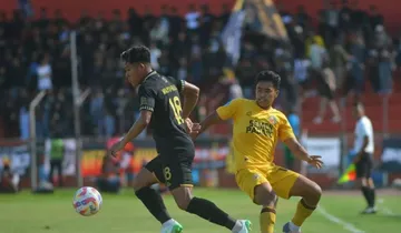 Laga Persita vs Semen Padang. Foto : Ist