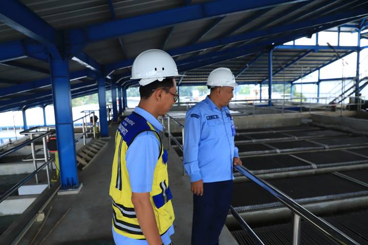 Direktur Teknik Perumda Tirta Benteng, Joko Surana memantau Instalasi Pengolahan Air (IPL) yang akan disalurkan ke seluruh pelanggan Kota Tangerang, Selasa (10/2). Diketahui, Senin (9/2) malam aliran air sempat tercemar polutan akibat kebakaran pabrik di Kota Tangerang Selatan, namun saat ini dipastikan seluruh air sudah normal tanpa cemaran fisika dan kimia.