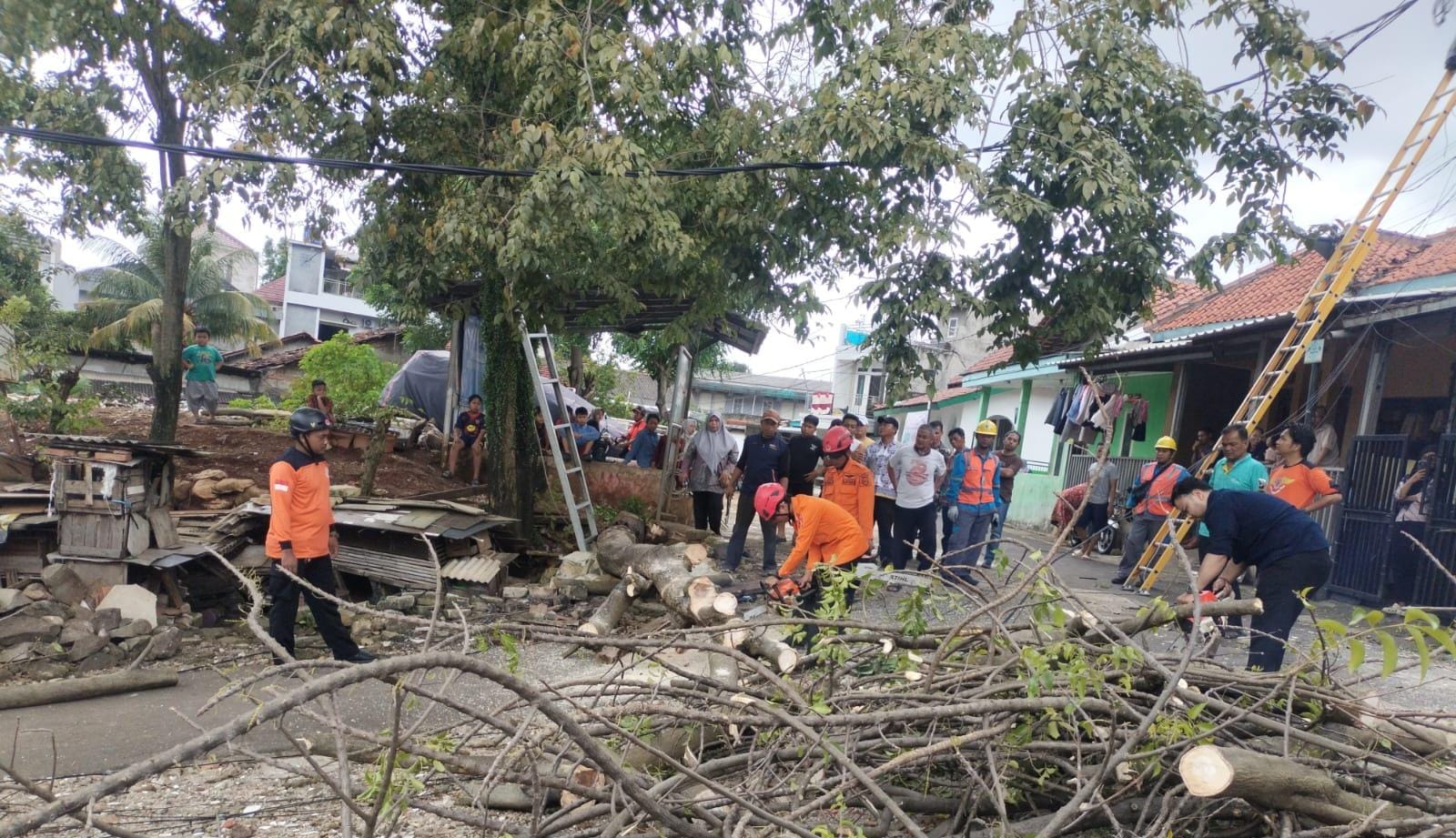 Polisi mengamankan sejumlah remaja yang diduga hendak melakukan tawuran di Kranggan, Setu, Kamis (26/2)