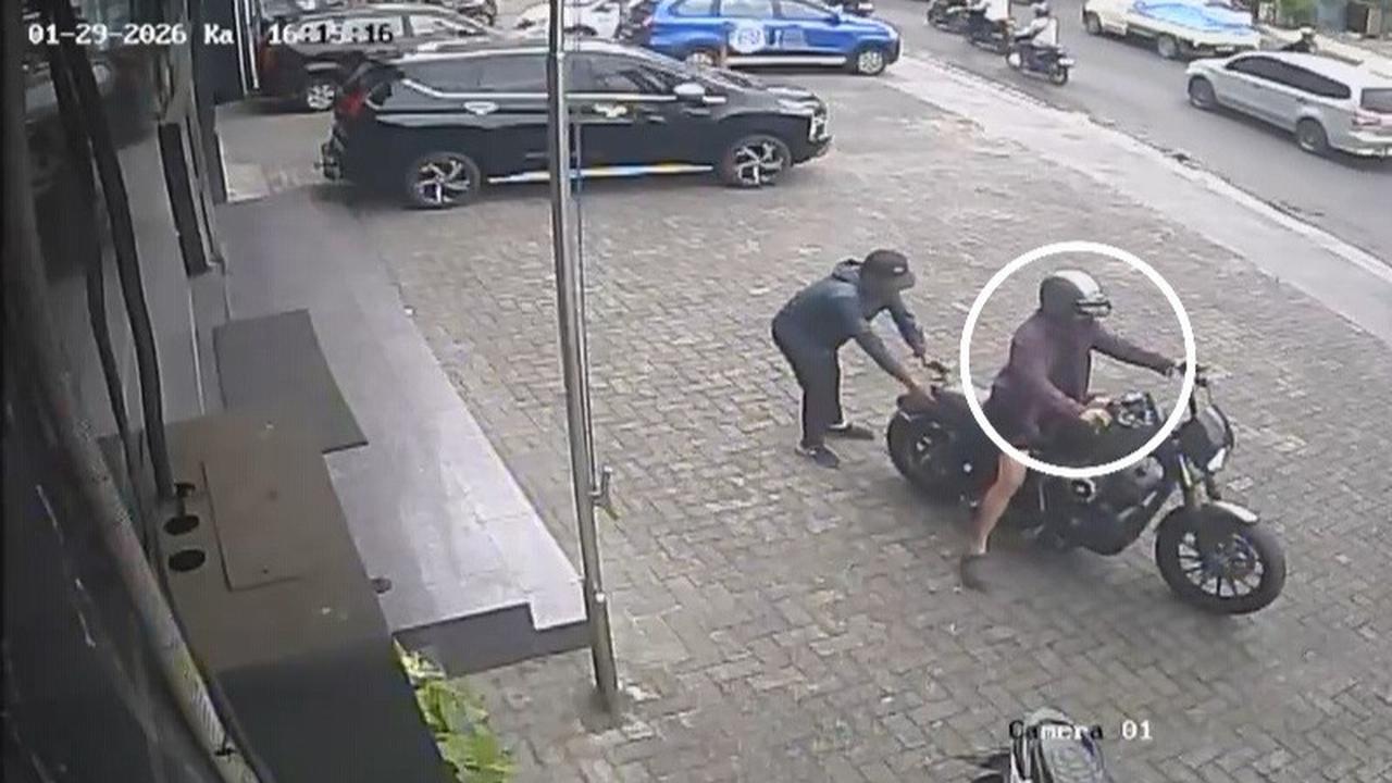 Pencuri saat menggondol Motor Harley di bandar Lampung. Foto Cctv