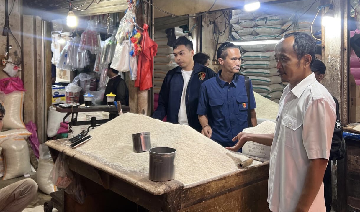 PANTAU. Pihak Satgas Pangan Polres Pandeglang, sedang melakukan pemantauan harga kebutuhan pokok, di Pasar Tradisional Badak, Kabupaten Pandeglang, Selasa (24/2).