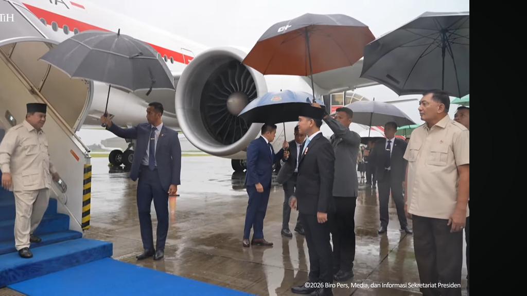 Presiden Prabowo tiba kembali di tanak air disambut Wapres Gibran serta pejabat lainnya di Bandara Halim. Foti : Istana Presiden