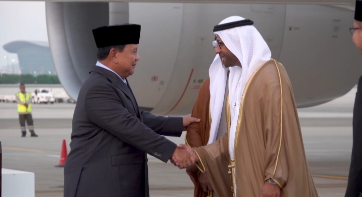 Presiden Prabowo saat tiba di Abu Dhabi. Foto : Ist