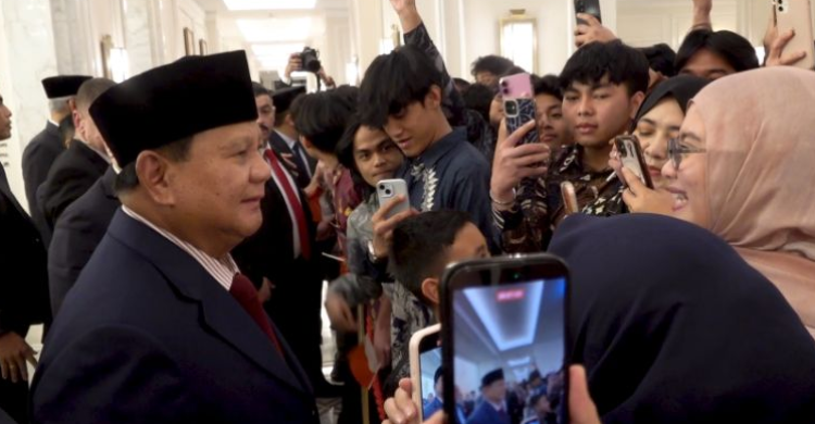 Momen saat Presiden Prabowo mengucapkan selamat Ultah kepada Mahasiswi yang Ultah disela-sela kunjungannya ke Yordania. Foto : Ist