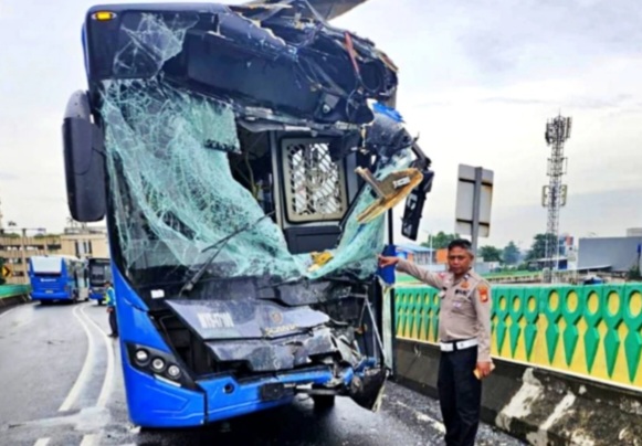 Tabrakan bus Transjakarta di jalan layang rute 13 arah Cipulir. Foto : Ist