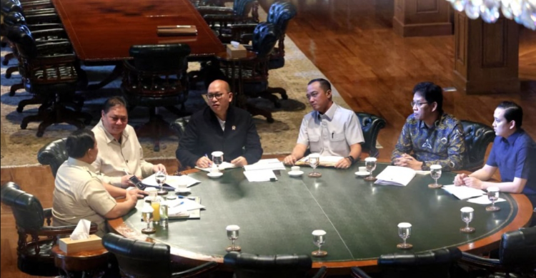 Presiden Prabowo dan para Menteri saat rapat di Hambalang pada Minggu (15/2/26). Foto : Ist